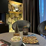 Hotel De La Pommeraie 3*