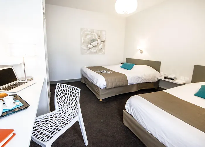 Hotel De La Pommeraie 3*