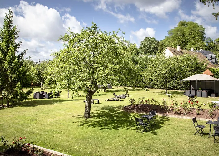 Hotel De La Pommeraie 3*